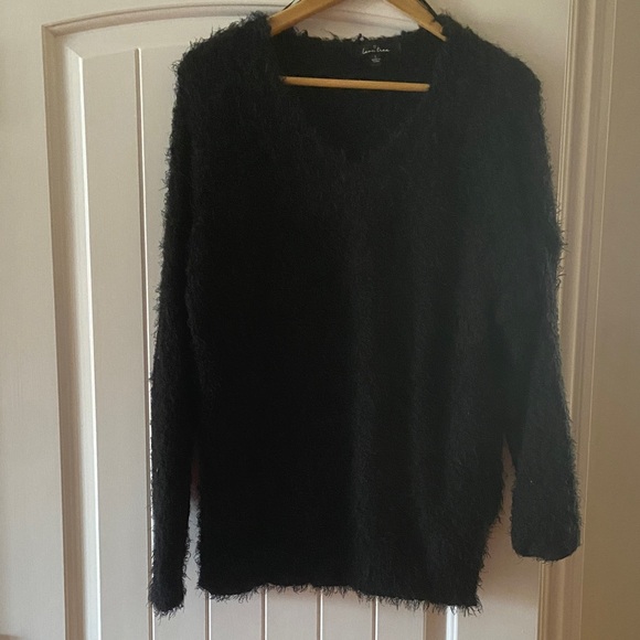 Love Tree Sweaters - Love Tree Black Fuzzy V-Neck Sweater